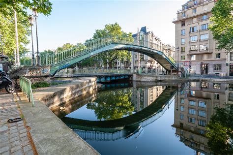  Canal Saint-Martin:  Pysähdy nauttimaan historiallisesta kauneudesta ja trendikkäästä tunnelmasta!