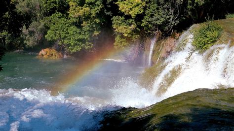  Loutang Waterfall: Kohtaamisen Paikka Ihmeellisen Luonnon Kaunista With a Splash of Tranquility!