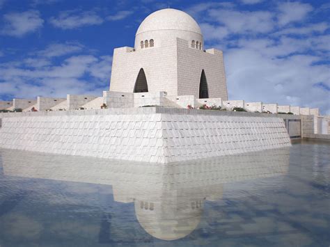  Quaid-e-Azam's Mausoleum:  Kunnianosoitus Pakistanin Isälle ja Arkkitehtuurinen Mestariteos