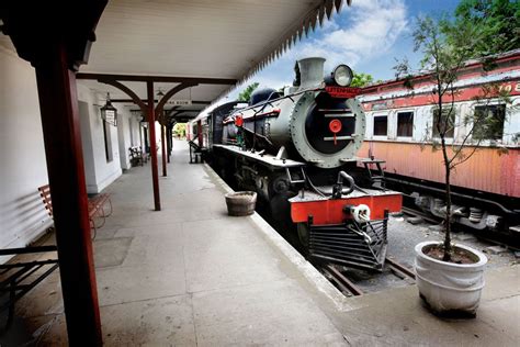 Uitenhage Railway Museum: JÄREVÄINEN MATKA MENNEYYTEEN JA VAUHDIKKAIDEN JUNIEN MAIJAAN!